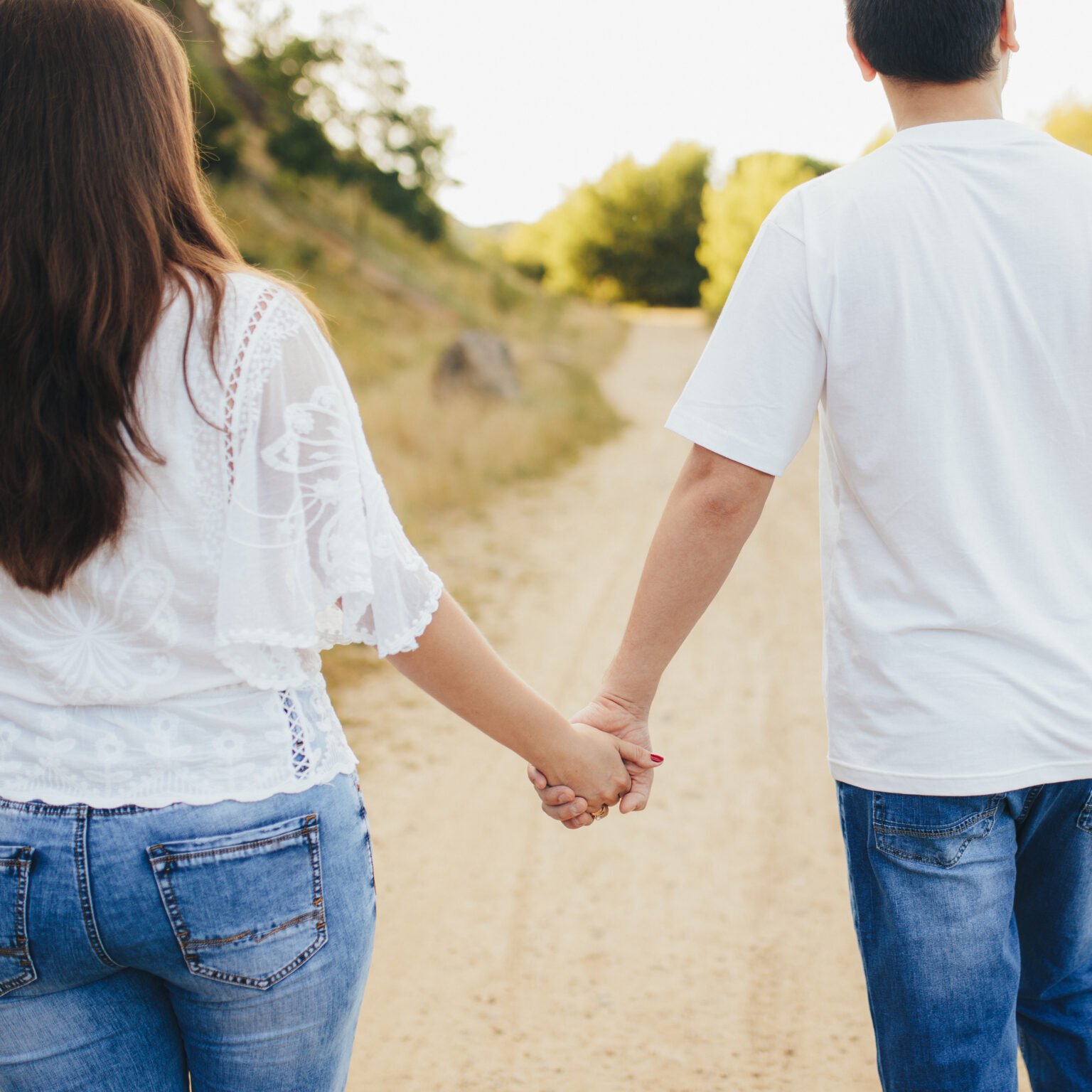 Imagen de una pareja volviendo a reconectar el vinculo que los une gracias a la terapia IMAGO