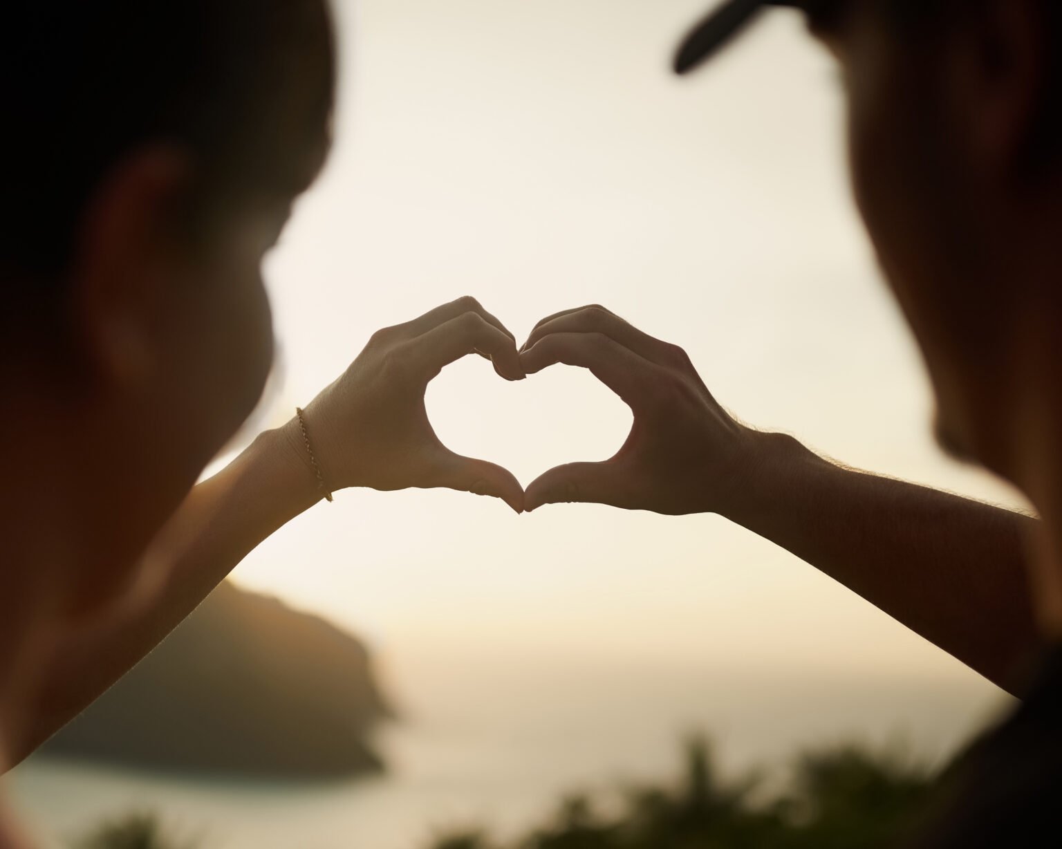 Imagen emotiva sobre la comunicacion entre parejas en la naturaleza